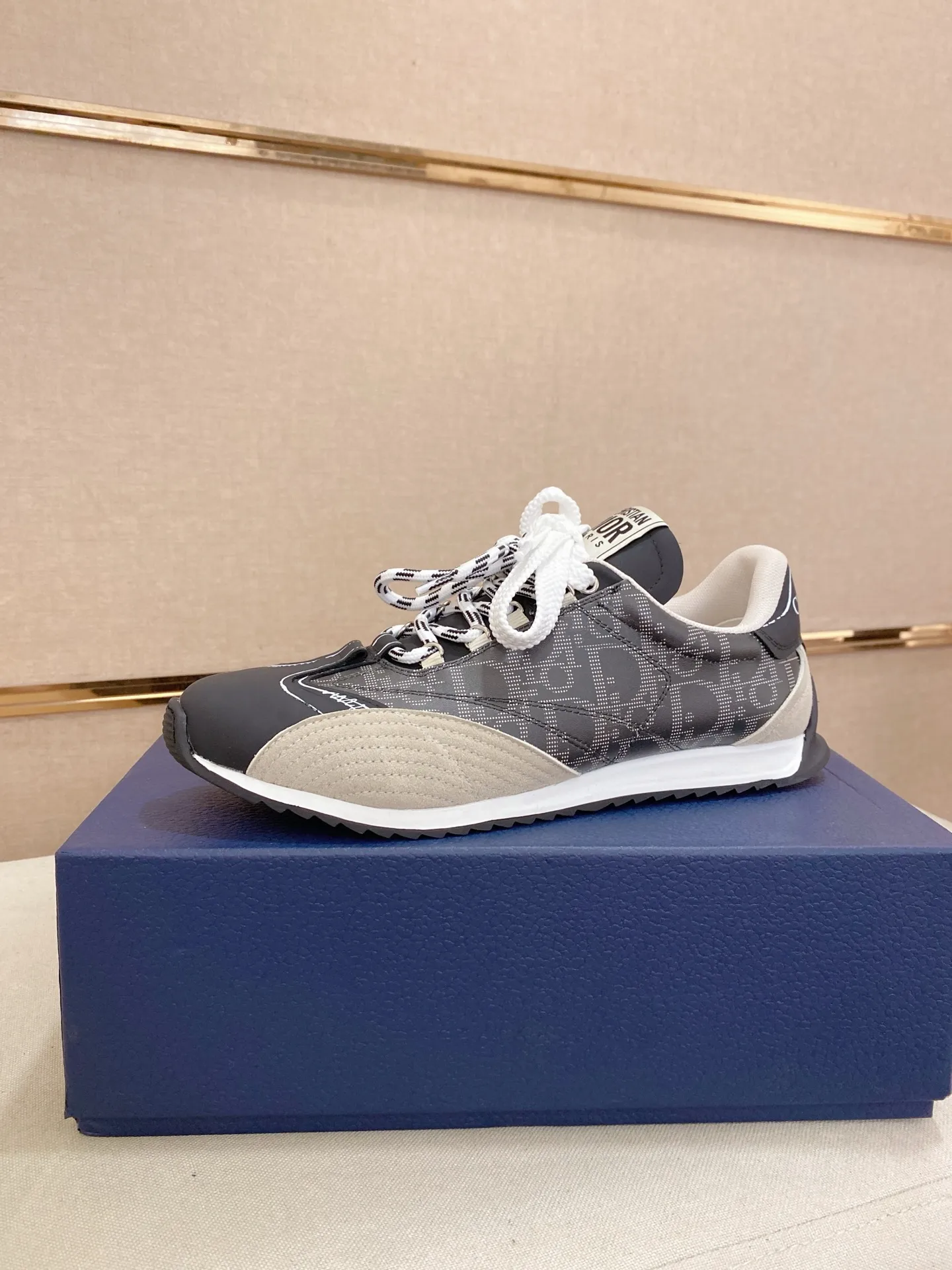 Men's shoes💰: 500💰Couple style💏 [Dior·Dior] New casual sports style men's shoes, new spring and summer design, perfect workmanship, lace-up lazy style to create wardrobe quality, upper: imported first-layer cowhide, mesh breathable lining soft and comfortable, ultra-light TPU wear-resistant outsole, simple, versatile fashion men's shoes, excellent color code number 35--44. (45,46 customized items are not returnable or exchangeable)